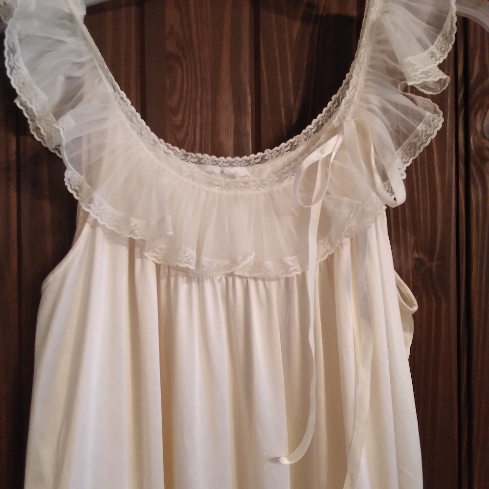 Vintage Gown & Peignoir - Picture 3 of 8